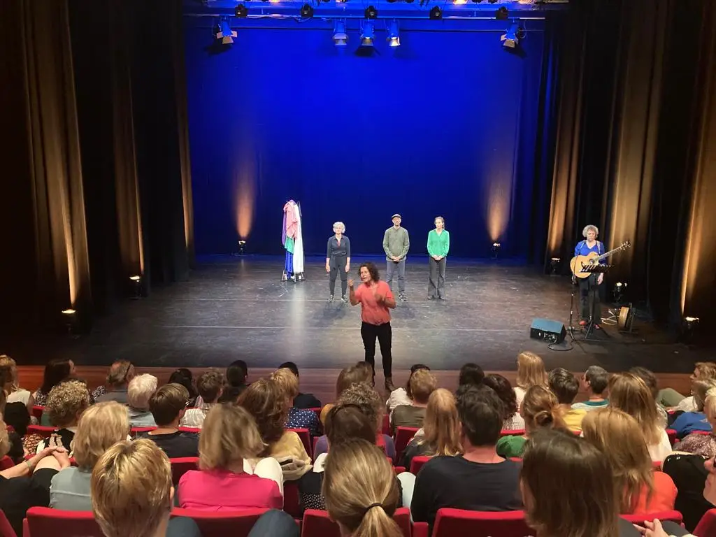 Theatergroep Bint tijdens een voorstelling