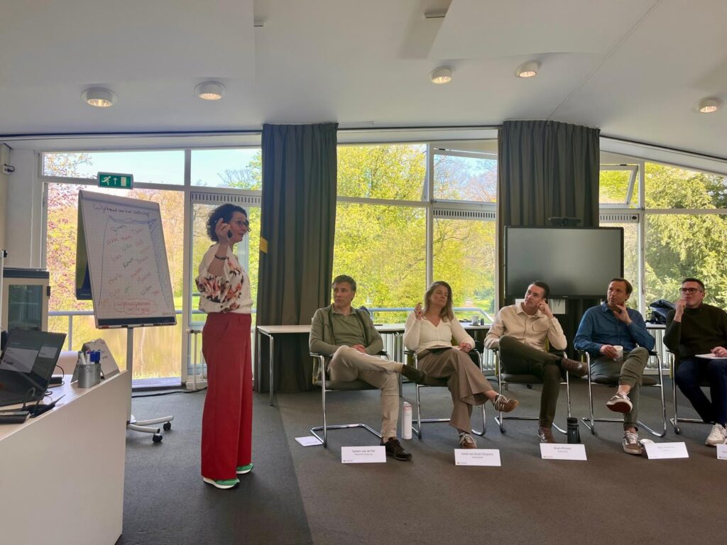 Inge begeleidt een groep in een kring tijdens een incompany-sessie