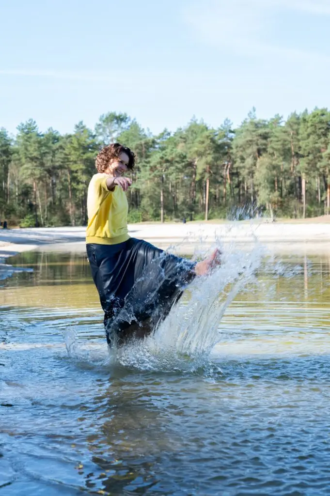 Inge Smak-Hemmes schopt lachend water op in een ven