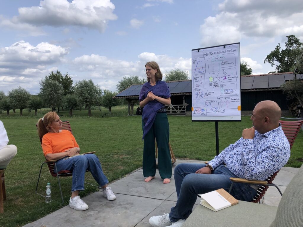Inge Smak begeleidt een sessie buiten bij de flip-over