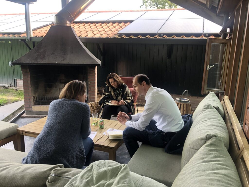 Informeel gesprek bij de vuurplaats onder de overkapping