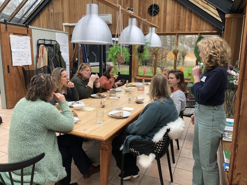 Lunch aan de lange tafel op de Groenesteinhoeve in Langbroek